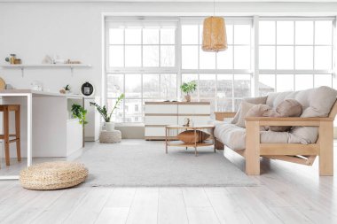 Kanepesi, masası ve penceresi olan modern stüdyo dairesi.