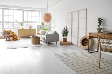 Kanepesi, koltuğu ve işyeri olan modern stüdyo dairesi.