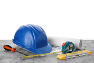 Sert şapka, ev planı, plan ve inşaat araçları grunge masasında beyaz arka plana karşı