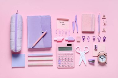 Farklı okul malzemelerine sahip kompozisyon ve pembe arka planda SUMER BREAK SMS