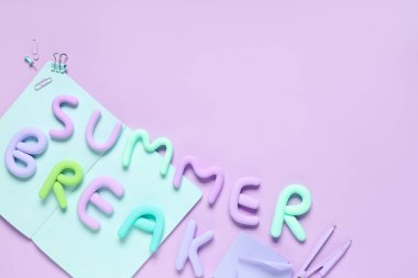 Oyun hamuru ve eflatun arkaplanındaki okul malzemelerinden oluşan bir metin kompozisyonu