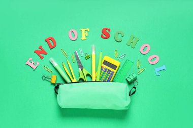 Okulun metin sonu, yeşil zemin üzerinde farklı kırtasiye ve kalem kutusu ile kompozisyon