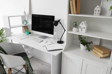 İş yeri, raf ünitesi ve fabrikaları olan iç ofis.