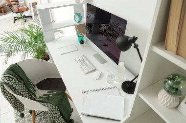 Ofiste bilgisayar, lamba ve su şişesi olan işyeri