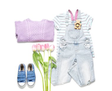Beyaz arka planda çıngıraklı ve laleli çocuk kıyafetleri