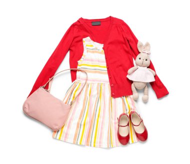 Beyaz arka planda oyuncak tavşan olan şık çocuk kıyafetleri.