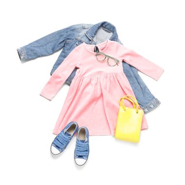 Beyaz arka planda çanta ve gözlüklü şık çocuk kıyafetleri.