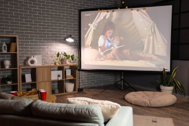 Video projektörlü karanlık odanın içi. Ev sineması