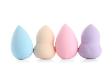 Beyaz arkaplanda renkli makyaj süngerleri