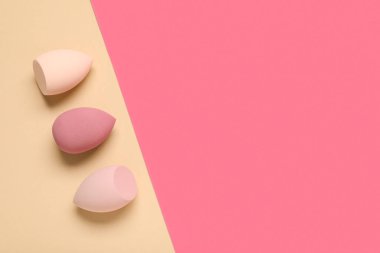 Renkli arkaplanda makyaj süngerleri