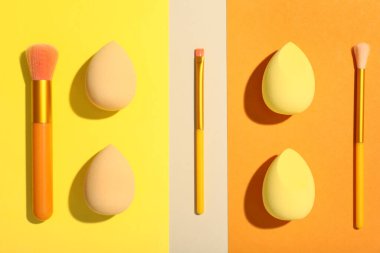 Renkli arkaplanda makyaj süngerleri ve fırçalar