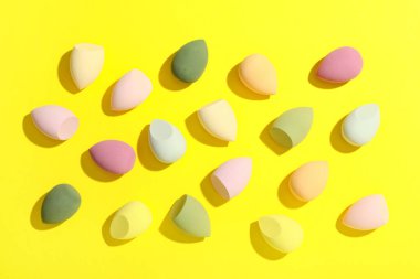 Sarı arkaplanda renkli makyaj süngerleri