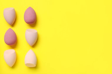 Sarı arka planda birçok makyaj süngeri