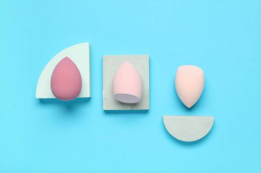 Mavi arka planda pembe makyaj süngerli dekoratif podyumlar