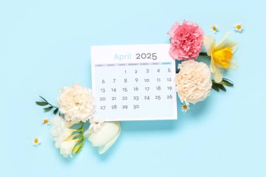 Nisan takvimi ve renk arkaplanındaki güzel bahar çiçekleriyle kompozisyon