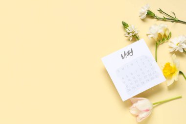Mayıs takvimine sahip kağıt kompozisyon ve renk arkaplan üzerinde güzel çiçekler