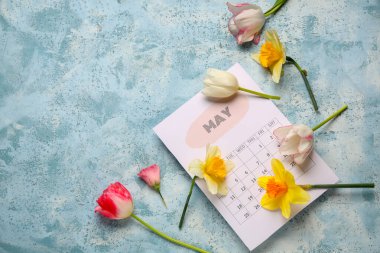 Mayıs takvimi ve güzel bahar çiçekleri rengarenk arkaplanda