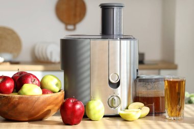 Mutfaktaki masada elma sıkacağı, yakın plan.