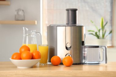 Mutfaktaki portakallı modern meyve sıkacağı.