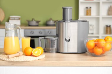 Mutfaktaki taze portakallı modern meyve sıkacağı.