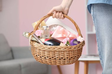 Kadın sepeti kozmetik ürünler, hediye kutusu ve evde bir şişe şampanya, yakın plan.