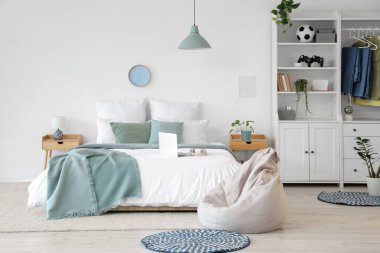 Ergen odasının içinde yatak, armut ve dolap var.