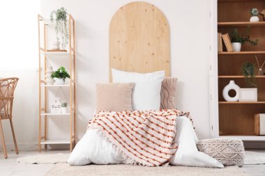 Yatak ve raf üniteleri olan bir gencin odası.