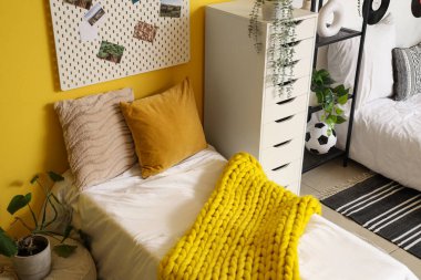 Yatakları ve tahtaları olan ergen odasının içinde.