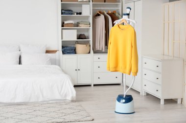 Yatak odasının içinde sweatshirt 'ü olan modern buharlı gemi.