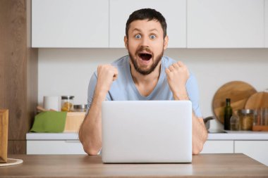 Genç adamın mutfakta dizüstü bilgisayar kullanmasına şaşırdım.