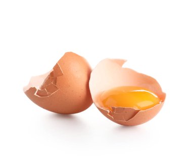 kırık tavuk yumurta beyaz zemin üzerine