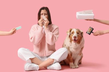 Köpek, genç kadın ve pembe arka planda uyuşturucu ve mendil olan eller. Kürke alerji