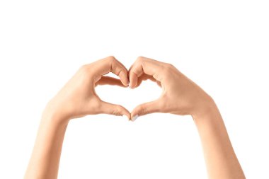 Kadın eli, beyaz arka planda kalp hareketi yapıyor.