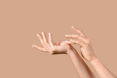 Bej arkaplanda kadın elleri