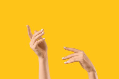 Sarı arka planda kadın elleri