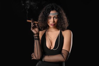 Esmer arka planda purosu olan seksi Afro-Amerikalı kadın.