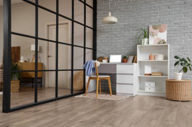 Katlanan ekran ve işyeri olan stüdyo dairesinin içi