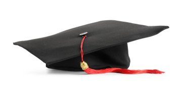 Beyaz arka planda siyah mezuniyet şapka