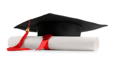 Mezuniyet şapka ve beyaz arka plan üzerinde izole Diploma