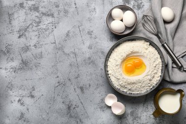 Un dolu kompozisyon, taze tavuk yumurtası ve grunge arkaplanda çırpma.