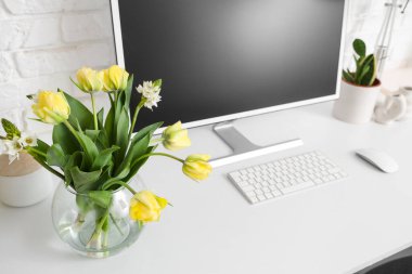 Ofiste çiçekli vazo, yakın plan.