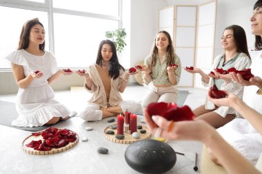 Bir grup genç kız, kadın çember eğitimi sırasında meditasyon yapıyor.