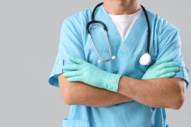 Arka planda steteskop olan erkek doktor, yakın plan.