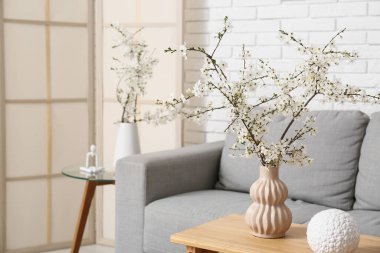 Işık odasının içinde çiçek açan bir vazo.