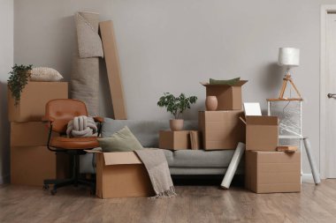 Taşındığı gün odada karton kutuları olan sandalye ve kanepe