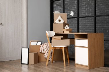 Taşındığı gün odada karton kutular olan işyeri
