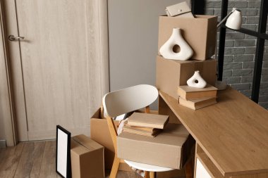 Taşındığı gün odada karton kutular olan işyeri