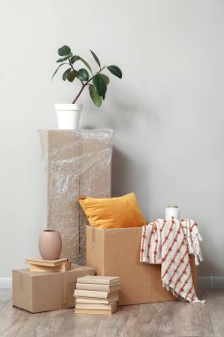 Taşındığı gün ışık duvarının yanındaki karton kutular.