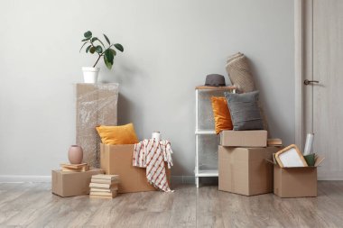 Taşındığı gün ışık duvarının yanındaki karton kutular.