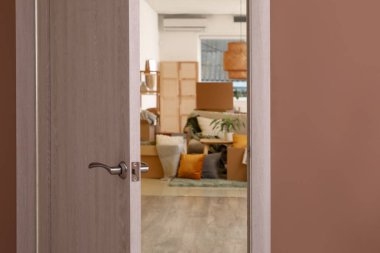 Taşındığı gün odanın kapısı açık, kapatılıyor.